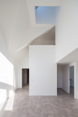 Paris, Frankreich, 18. Arrondissement, Haussmannschen Stil, Boulevard Ornano, Marc Yonan architectes, Umnutzung Industriebau, fassadenteil rasuschneiden, soziale Wohnungsbau, Umnutzung Molkerei, Linkcity, Kita, EInkaufsflchen, Parkhaus, trapezfrmiger Grundstck, Innenhof, Industrie Glassdach, Innenhof Glasdach, Sanierung, neue Grundboden, Adaption, Daniel Moulinet, Pierre L'excellent