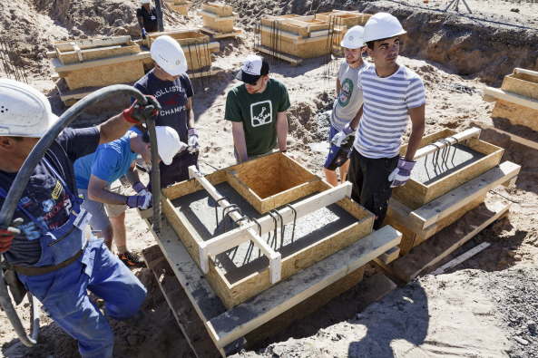 Holzbau, Gitterstruktur, TU-Karlsruhe, Mannheim, Erstaufnahmestation, Initiative, Studenden, Lehrende, Geflchtete, temporr, Pavillon, Tektonik im Holzbau, Jun.Prof. Stefan Krtsch,Tragwerk und Material, Prof. Dr.-Ing. Jrgen Graf, Digitale Werkzeuge, Jun.Prof. Andreas Kretzer