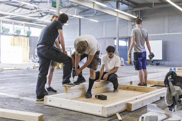 Holzbau, Gitterstruktur, TU-Karlsruhe, Mannheim, Erstaufnahmestation, Initiative, Studenden, Lehrende, Geflchtete, temporr, Pavillon, Tektonik im Holzbau, Jun.Prof. Stefan Krtsch,Tragwerk und Material, Prof. Dr.-Ing. Jrgen Graf, Digitale Werkzeuge, Jun.Prof. Andreas Kretzer