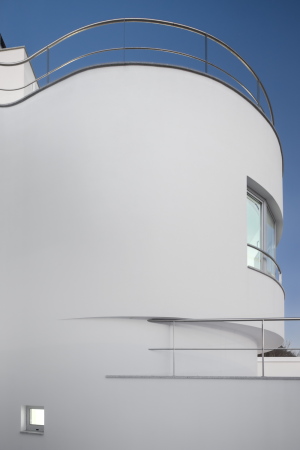 Portugal, House L27, Pvoa de Varzim, Norden Portugals, Einfamilienhaus, flieenden Innen und Auenrume, dIONISO LAB, Raster, flieede Form, unreglmige Fomr, zentraaler Raum, Patio, Garten, Schwelle, komplimntere Rume, sozialen Rume,  private Bereiche, Innen- und Auenflchen, Dachterrasse, Kstenstadt, weies haus, FG|SG Fotografia de Arquitectura