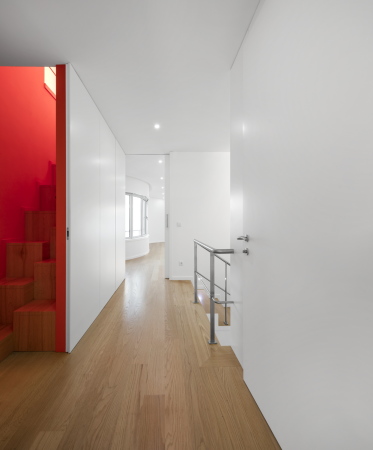 Portugal, House L27, Pvoa de Varzim, Norden Portugals, Einfamilienhaus, flieenden Innen und Auenrume, dIONISO LAB, Raster, flieede Form, unreglmige Fomr, zentraaler Raum, Patio, Garten, Schwelle, komplimntere Rume, sozialen Rume,  private Bereiche, Innen- und Auenflchen, Dachterrasse, Kstenstadt, weies haus, FG|SG Fotografia de Arquitectura