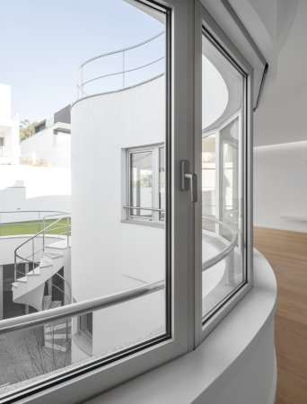 Portugal, House L27, Pvoa de Varzim, Norden Portugals, Einfamilienhaus, flieenden Innen und Auenrume, dIONISO LAB, Raster, flieede Form, unreglmige Fomr, zentraaler Raum, Patio, Garten, Schwelle, komplimntere Rume, sozialen Rume,  private Bereiche, Innen- und Auenflchen, Dachterrasse, Kstenstadt, weies haus, FG|SG Fotografia de Arquitectura