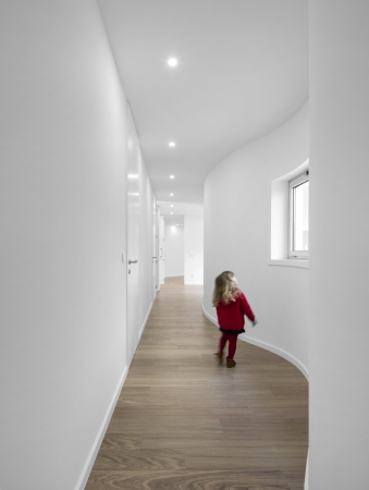 Portugal, House L27, Pvoa de Varzim, Norden Portugals, Einfamilienhaus, flieenden Innen und Auenrume, dIONISO LAB, Raster, flieede Form, unreglmige Fomr, zentraaler Raum, Patio, Garten, Schwelle, komplimntere Rume, sozialen Rume,  private Bereiche, Innen- und Auenflchen, Dachterrasse, Kstenstadt, weies haus, FG|SG Fotografia de Arquitectura