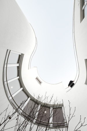 Portugal, House L27, Pvoa de Varzim, Norden Portugals, Einfamilienhaus, flieenden Innen und Auenrume, dIONISO LAB, Raster, flieede Form, unreglmige Fomr, zentraaler Raum, Patio, Garten, Schwelle, komplimntere Rume, sozialen Rume,  private Bereiche, Innen- und Auenflchen, Dachterrasse, Kstenstadt, weies haus, FG|SG Fotografia de Arquitectura