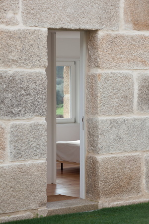 Feitais House, Portugal, Jos Lobo Almeida, Contenas de Baixo, Mondego, 1870, Lagerrume, Mauer, Auentreppe, Teilung der Nutzungen, gemeinschaftlichen Flchen, Gemeinschaftsflchen, Lesesaal, Wohneinheit, Weinlager, Schwimmbad, Feuerstelle, Stall, hausmeisterhaus, maisonette, Jos Campos