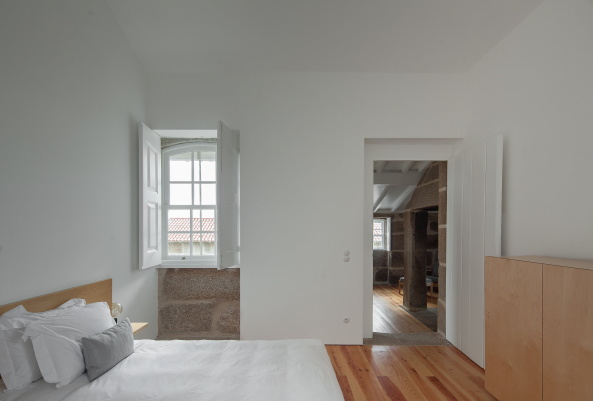 Feitais House, Portugal, Jos Lobo Almeida, Contenas de Baixo, Mondego, 1870, Lagerrume, Mauer, Auentreppe, Teilung der Nutzungen, gemeinschaftlichen Flchen, Gemeinschaftsflchen, Lesesaal, Wohneinheit, Weinlager, Schwimmbad, Feuerstelle, Stall, hausmeisterhaus, maisonette, Jos Campos