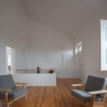 Feitais House, Portugal, Jos Lobo Almeida, Contenas de Baixo, Mondego, 1870, Lagerrume, Mauer, Auentreppe, Teilung der Nutzungen, gemeinschaftlichen Flchen, Gemeinschaftsflchen, Lesesaal, Wohneinheit, Weinlager, Schwimmbad, Feuerstelle, Stall, hausmeisterhaus, maisonette, Jos Campos