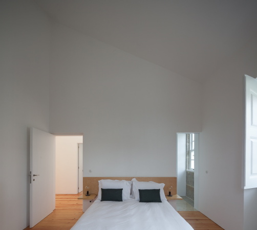 Feitais House, Portugal, Jos Lobo Almeida, Contenas de Baixo, Mondego, 1870, Lagerrume, Mauer, Auentreppe, Teilung der Nutzungen, gemeinschaftlichen Flchen, Gemeinschaftsflchen, Lesesaal, Wohneinheit, Weinlager, Schwimmbad, Feuerstelle, Stall, hausmeisterhaus, maisonette, Jos Campos