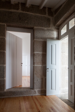 Feitais House, Portugal, Jos Lobo Almeida, Contenas de Baixo, Mondego, 1870, Lagerrume, Mauer, Auentreppe, Teilung der Nutzungen, gemeinschaftlichen Flchen, Gemeinschaftsflchen, Lesesaal, Wohneinheit, Weinlager, Schwimmbad, Feuerstelle, Stall, hausmeisterhaus, maisonette, Jos Campos