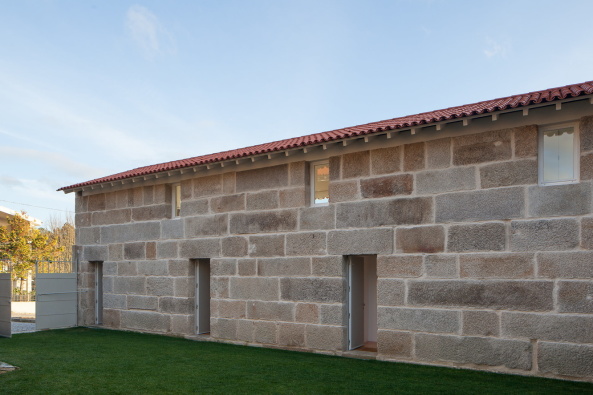 Feitais House, Portugal, Jos Lobo Almeida, Contenas de Baixo, Mondego, 1870, Lagerrume, Mauer, Auentreppe, Teilung der Nutzungen, gemeinschaftlichen Flchen, Gemeinschaftsflchen, Lesesaal, Wohneinheit, Weinlager, Schwimmbad, Feuerstelle, Stall, hausmeisterhaus, maisonette, Jos Campos