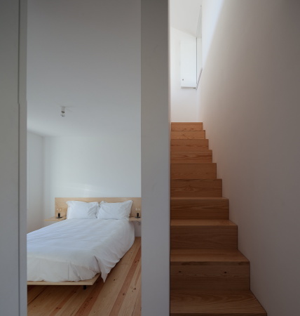 Feitais House, Portugal, Jos Lobo Almeida, Contenas de Baixo, Mondego, 1870, Lagerrume, Mauer, Auentreppe, Teilung der Nutzungen, gemeinschaftlichen Flchen, Gemeinschaftsflchen, Lesesaal, Wohneinheit, Weinlager, Schwimmbad, Feuerstelle, Stall, hausmeisterhaus, maisonette, Jos Campos