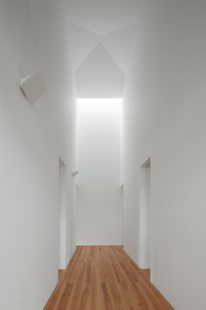 Feitais House, Portugal, Jos Lobo Almeida, Contenas de Baixo, Mondego, 1870, Lagerrume, Mauer, Auentreppe, Teilung der Nutzungen, gemeinschaftlichen Flchen, Gemeinschaftsflchen, Lesesaal, Wohneinheit, Weinlager, Schwimmbad, Feuerstelle, Stall, hausmeisterhaus, maisonette, Jos Campos