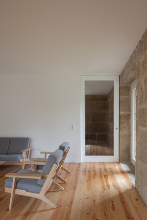 Feitais House, Portugal, Jos Lobo Almeida, Contenas de Baixo, Mondego, 1870, Lagerrume, Mauer, Auentreppe, Teilung der Nutzungen, gemeinschaftlichen Flchen, Gemeinschaftsflchen, Lesesaal, Wohneinheit, Weinlager, Schwimmbad, Feuerstelle, Stall, hausmeisterhaus, maisonette, Jos Campos