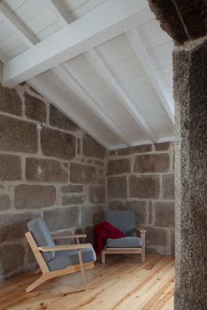 Feitais House, Portugal, Jos Lobo Almeida, Contenas de Baixo, Mondego, 1870, Lagerrume, Mauer, Auentreppe, Teilung der Nutzungen, gemeinschaftlichen Flchen, Gemeinschaftsflchen, Lesesaal, Wohneinheit, Weinlager, Schwimmbad, Feuerstelle, Stall, hausmeisterhaus, maisonette, Jos Campos