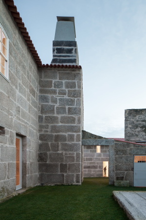 Feitais House, Portugal, Jos Lobo Almeida, Contenas de Baixo, Mondego, 1870, Lagerrume, Mauer, Auentreppe, Teilung der Nutzungen, gemeinschaftlichen Flchen, Gemeinschaftsflchen, Lesesaal, Wohneinheit, Weinlager, Schwimmbad, Feuerstelle, Stall, hausmeisterhaus, maisonette, Jos Campos