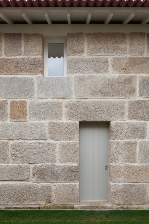 Feitais House, Portugal, Jos Lobo Almeida, Contenas de Baixo, Mondego, 1870, Lagerrume, Mauer, Auentreppe, Teilung der Nutzungen, gemeinschaftlichen Flchen, Gemeinschaftsflchen, Lesesaal, Wohneinheit, Weinlager, Schwimmbad, Feuerstelle, Stall, hausmeisterhaus, maisonette, Jos Campos