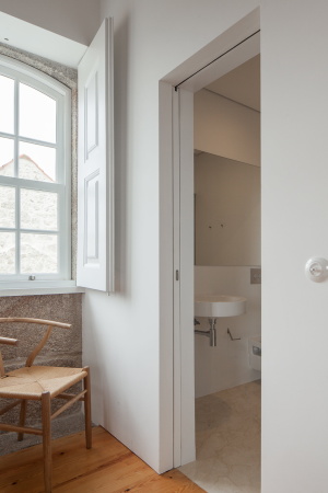 Feitais House, Portugal, Jos Lobo Almeida, Contenas de Baixo, Mondego, 1870, Lagerrume, Mauer, Auentreppe, Teilung der Nutzungen, gemeinschaftlichen Flchen, Gemeinschaftsflchen, Lesesaal, Wohneinheit, Weinlager, Schwimmbad, Feuerstelle, Stall, hausmeisterhaus, maisonette, Jos Campos