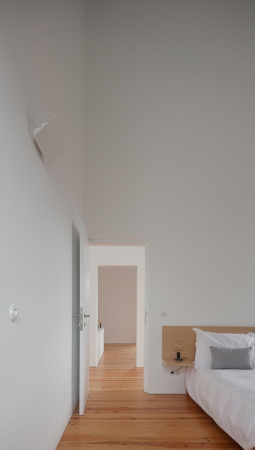 Feitais House, Portugal, Jos Lobo Almeida, Contenas de Baixo, Mondego, 1870, Lagerrume, Mauer, Auentreppe, Teilung der Nutzungen, gemeinschaftlichen Flchen, Gemeinschaftsflchen, Lesesaal, Wohneinheit, Weinlager, Schwimmbad, Feuerstelle, Stall, hausmeisterhaus, maisonette, Jos Campos