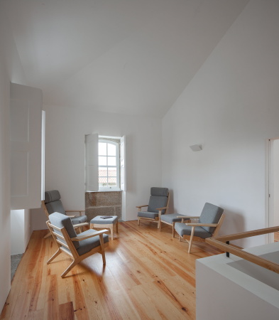 Feitais House, Portugal, Jos Lobo Almeida, Contenas de Baixo, Mondego, 1870, Lagerrume, Mauer, Auentreppe, Teilung der Nutzungen, gemeinschaftlichen Flchen, Gemeinschaftsflchen, Lesesaal, Wohneinheit, Weinlager, Schwimmbad, Feuerstelle, Stall, hausmeisterhaus, maisonette, Jos Campos