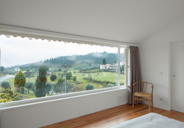 Feitais House, Portugal, Jos Lobo Almeida, Contenas de Baixo, Mondego, 1870, Lagerrume, Mauer, Auentreppe, Teilung der Nutzungen, gemeinschaftlichen Flchen, Gemeinschaftsflchen, Lesesaal, Wohneinheit, Weinlager, Schwimmbad, Feuerstelle, Stall, hausmeisterhaus, maisonette, Jos Campos