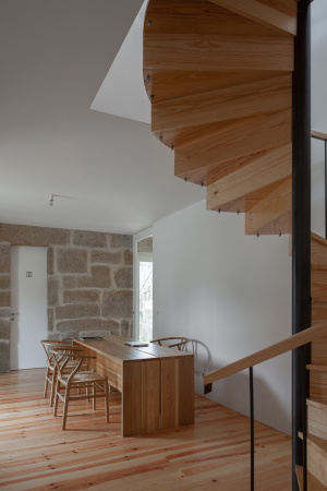 Feitais House, Portugal, Jos Lobo Almeida, Contenas de Baixo, Mondego, 1870, Lagerrume, Mauer, Auentreppe, Teilung der Nutzungen, gemeinschaftlichen Flchen, Gemeinschaftsflchen, Lesesaal, Wohneinheit, Weinlager, Schwimmbad, Feuerstelle, Stall, hausmeisterhaus, maisonette, Jos Campos