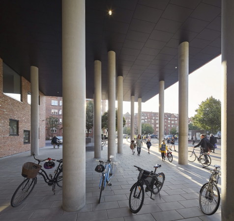aarhus, d�nemark, henning, larsen, architects, neubau, schule, kindergarten, grundschule, backstein, ziegel, bewegung, spiel, spa�, lernen, landschaft, lernlandschaft, cluster, klassencluster, klassen, klassenraum, hufton + crow, frederiksbjerg, quartier, speisekammer, markt, kletterwand, tarzanschwinge