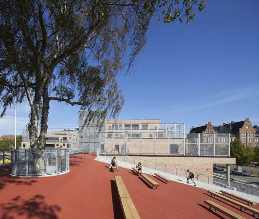 aarhus, d�nemark, henning, larsen, architects, neubau, schule, kindergarten, grundschule, backstein, ziegel, bewegung, spiel, spa�, lernen, landschaft, lernlandschaft, cluster, klassencluster, klassen, klassenraum, hufton + crow, frederiksbjerg, quartier, speisekammer, markt, kletterwand, tarzanschwinge