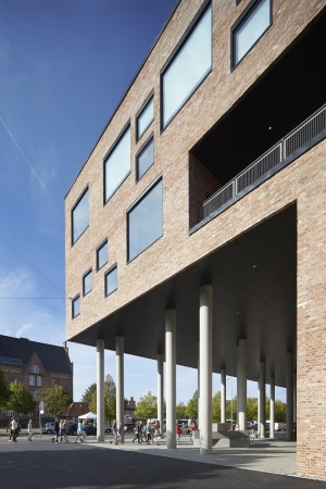 aarhus, d�nemark, henning, larsen, architects, neubau, schule, kindergarten, grundschule, backstein, ziegel, bewegung, spiel, spa�, lernen, landschaft, lernlandschaft, cluster, klassencluster, klassen, klassenraum, hufton + crow, frederiksbjerg, quartier, speisekammer, markt, kletterwand, tarzanschwinge