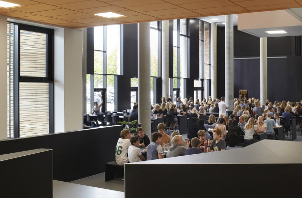 aarhus, d�nemark, henning, larsen, architects, neubau, schule, kindergarten, grundschule, backstein, ziegel, bewegung, spiel, spa�, lernen, landschaft, lernlandschaft, cluster, klassencluster, klassen, klassenraum, hufton + crow, frederiksbjerg, quartier, speisekammer, markt, kletterwand, tarzanschwinge