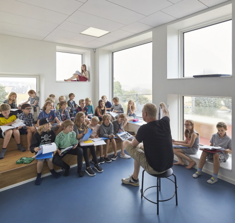 aarhus, d�nemark, henning, larsen, architects, neubau, schule, kindergarten, grundschule, backstein, ziegel, bewegung, spiel, spa�, lernen, landschaft, lernlandschaft, cluster, klassencluster, klassen, klassenraum, hufton + crow, frederiksbjerg, quartier, speisekammer, markt, kletterwand, tarzanschwinge