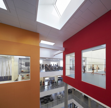 aarhus, d�nemark, henning, larsen, architects, neubau, schule, kindergarten, grundschule, backstein, ziegel, bewegung, spiel, spa�, lernen, landschaft, lernlandschaft, cluster, klassencluster, klassen, klassenraum, hufton + crow, frederiksbjerg, quartier, speisekammer, markt, kletterwand, tarzanschwinge