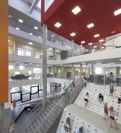 aarhus, d�nemark, henning, larsen, architects, neubau, schule, kindergarten, grundschule, backstein, ziegel, bewegung, spiel, spa�, lernen, landschaft, lernlandschaft, cluster, klassencluster, klassen, klassenraum, hufton + crow, frederiksbjerg, quartier, speisekammer, markt, kletterwand, tarzanschwinge