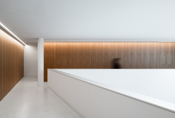 bank, neubau, beton, sichtbeton, schweiz, lugano, Stabio, s�dschweiz, italien, bankfiliale, repr�sentation, organisch, fensterband, montemurro, aguiar, architects, architekten, bahn, bahnhof, kleinstadt, stadt, �fentlich, veranstaltung, venue, reiffeisen, reiffeisenbank, simone bossi