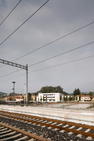 bank, neubau, beton, sichtbeton, schweiz, lugano, Stabio, s�dschweiz, italien, bankfiliale, repr�sentation, organisch, fensterband, montemurro, aguiar, architects, architekten, bahn, bahnhof, kleinstadt, stadt, �fentlich, veranstaltung, venue, reiffeisen, reiffeisenbank, simone bossi