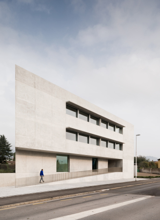 bank, neubau, beton, sichtbeton, schweiz, lugano, Stabio, s�dschweiz, italien, bankfiliale, repr�sentation, organisch, fensterband, montemurro, aguiar, architects, architekten, bahn, bahnhof, kleinstadt, stadt, �fentlich, veranstaltung, venue, reiffeisen, reiffeisenbank, simone bossi