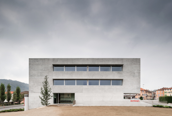 bank, neubau, beton, sichtbeton, schweiz, lugano, Stabio, s�dschweiz, italien, bankfiliale, repr�sentation, organisch, fensterband, montemurro, aguiar, architects, architekten, bahn, bahnhof, kleinstadt, stadt, �fentlich, veranstaltung, venue, reiffeisen, reiffeisenbank, simone bossi