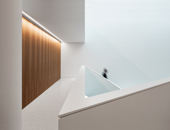 bank, neubau, beton, sichtbeton, schweiz, lugano, Stabio, s�dschweiz, italien, bankfiliale, repr�sentation, organisch, fensterband, montemurro, aguiar, architects, architekten, bahn, bahnhof, kleinstadt, stadt, �fentlich, veranstaltung, venue, reiffeisen, reiffeisenbank, simone bossi