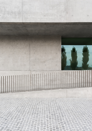 bank, neubau, beton, sichtbeton, schweiz, lugano, Stabio, s�dschweiz, italien, bankfiliale, repr�sentation, organisch, fensterband, montemurro, aguiar, architects, architekten, bahn, bahnhof, kleinstadt, stadt, �fentlich, veranstaltung, venue, reiffeisen, reiffeisenbank, simone bossi