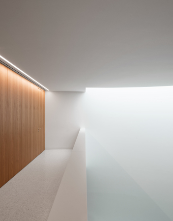 bank, neubau, beton, sichtbeton, schweiz, lugano, Stabio, s�dschweiz, italien, bankfiliale, repr�sentation, organisch, fensterband, montemurro, aguiar, architects, architekten, bahn, bahnhof, kleinstadt, stadt, �fentlich, veranstaltung, venue, reiffeisen, reiffeisenbank, simone bossi