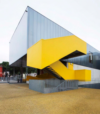 Giulia de Appolonia, Verona, Italien, Norditaalien, Italy, Venetien, Villafranca di Verona, Rizza, Autobahn, Strada della Rizza, Schule, Schulgebude, Erweiterung, Neubau, Schulbau, School, Scoula Elementare Giacomo Zanella, Gelb, Eingang, Entrance, Polycarbonat, Grn, yellow, Beton, Isolationskoeffizient, Auentreppe, Rampe, Nicol Galeazzi