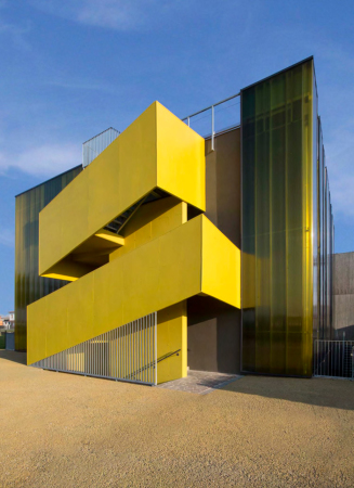 Giulia de Appolonia, Verona, Italien, Norditaalien, Italy, Venetien, Villafranca di Verona, Rizza, Autobahn, Strada della Rizza, Schule, Schulgebude, Erweiterung, Neubau, Schulbau, School, Scoula Elementare Giacomo Zanella, Gelb, Eingang, Entrance, Polycarbonat, Grn, yellow, Beton, Isolationskoeffizient, Auentreppe, Rampe, Nicol Galeazzi