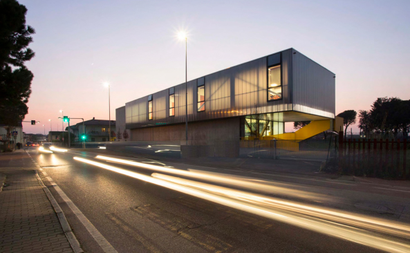 Giulia de Appolonia, Verona, Italien, Norditaalien, Italy, Venetien, Villafranca di Verona, Rizza, Autobahn, Strada della Rizza, Schule, Schulgebude, Erweiterung, Neubau, Schulbau, School, Scoula Elementare Giacomo Zanella, Gelb, Eingang, Entrance, Polycarbonat, Grn, yellow, Beton, Isolationskoeffizient, Auentreppe, Rampe, Nicol Galeazzi