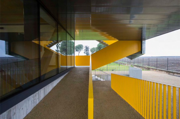 Giulia de Appolonia, Verona, Italien, Norditaalien, Italy, Venetien, Villafranca di Verona, Rizza, Autobahn, Strada della Rizza, Schule, Schulgebude, Erweiterung, Neubau, Schulbau, School, Scoula Elementare Giacomo Zanella, Gelb, Eingang, Entrance, Polycarbonat, Grn, yellow, Beton, Isolationskoeffizient, Auentreppe, Rampe, Nicol Galeazzi