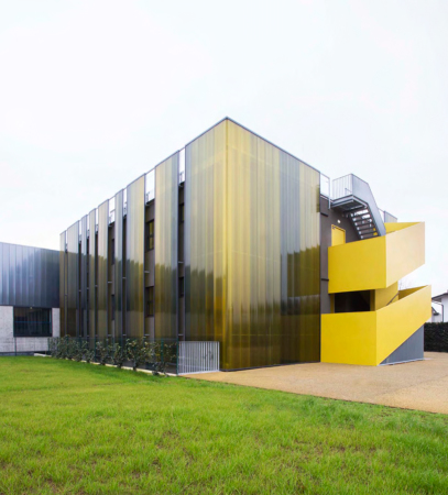 Giulia de Appolonia, Verona, Italien, Norditaalien, Italy, Venetien, Villafranca di Verona, Rizza, Autobahn, Strada della Rizza, Schule, Schulgebude, Erweiterung, Neubau, Schulbau, School, Scoula Elementare Giacomo Zanella, Gelb, Eingang, Entrance, Polycarbonat, Grn, yellow, Beton, Isolationskoeffizient, Auentreppe, Rampe, Nicol Galeazzi