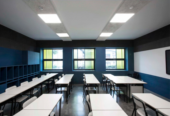 Giulia de Appolonia, Verona, Italien, Norditaalien, Italy, Venetien, Villafranca di Verona, Rizza, Autobahn, Strada della Rizza, Schule, Schulgebude, Erweiterung, Neubau, Schulbau, School, Scoula Elementare Giacomo Zanella, Gelb, Eingang, Entrance, Polycarbonat, Grn, yellow, Beton, Isolationskoeffizient, Auentreppe, Rampe, Nicol Galeazzi