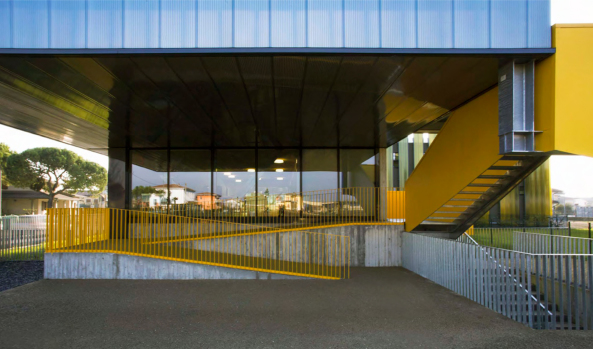 Giulia de Appolonia, Verona, Italien, Norditaalien, Italy, Venetien, Villafranca di Verona, Rizza, Autobahn, Strada della Rizza, Schule, Schulgebude, Erweiterung, Neubau, Schulbau, School, Scoula Elementare Giacomo Zanella, Gelb, Eingang, Entrance, Polycarbonat, Grn, yellow, Beton, Isolationskoeffizient, Auentreppe, Rampe, Nicol Galeazzi