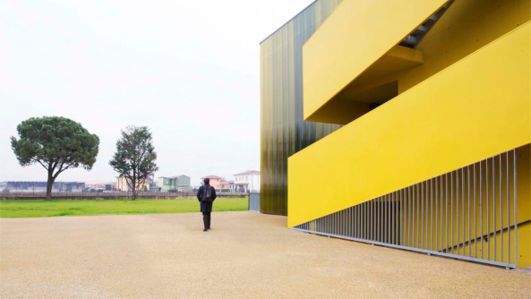 Giulia de Appolonia, Verona, Italien, Norditaalien, Italy, Venetien, Villafranca di Verona, Rizza, Autobahn, Strada della Rizza, Schule, Schulgebude, Erweiterung, Neubau, Schulbau, School, Scoula Elementare Giacomo Zanella, Gelb, Eingang, Entrance, Polycarbonat, Grn, yellow, Beton, Isolationskoeffizient, Auentreppe, Rampe, Nicol Galeazzi