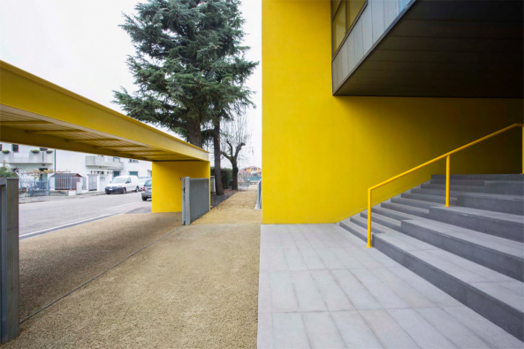 Giulia de Appolonia, Verona, Italien, Norditaalien, Italy, Venetien, Villafranca di Verona, Rizza, Autobahn, Strada della Rizza, Schule, Schulgebude, Erweiterung, Neubau, Schulbau, School, Scoula Elementare Giacomo Zanella, Gelb, Eingang, Entrance, Polycarbonat, Grn, yellow, Beton, Isolationskoeffizient, Auentreppe, Rampe, Nicol Galeazzi