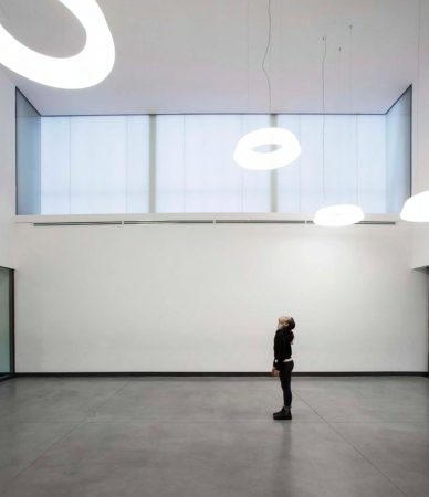 Giulia de Appolonia, Verona, Italien, Norditaalien, Italy, Venetien, Villafranca di Verona, Rizza, Autobahn, Strada della Rizza, Schule, Schulgebude, Erweiterung, Neubau, Schulbau, School, Scoula Elementare Giacomo Zanella, Gelb, Eingang, Entrance, Polycarbonat, Grn, yellow, Beton, Isolationskoeffizient, Auentreppe, Rampe, Nicol Galeazzi