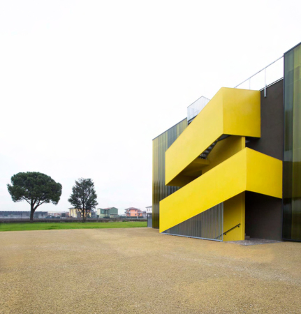 Giulia de Appolonia, Verona, Italien, Norditaalien, Italy, Venetien, Villafranca di Verona, Rizza, Autobahn, Strada della Rizza, Schule, Schulgebude, Erweiterung, Neubau, Schulbau, School, Scoula Elementare Giacomo Zanella, Gelb, Eingang, Entrance, Polycarbonat, Grn, yellow, Beton, Isolationskoeffizient, Auentreppe, Rampe, Nicol Galeazzi